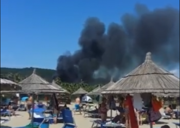 Flakët përpijnë një shtëpi dhe 5 makina në Gjirin e Lalëzit