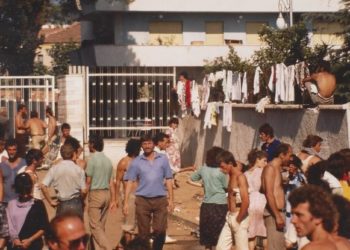 GALERI: 28 vite nga “eksodi” i shqiptarëve në Bari, fotot prekëse të zbarkimit