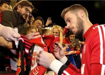 “Ndalohet dhënia e autografeve për tifozët”, vendimi ekstrem i Manchester United