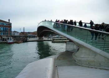 Arkitekti i famshëm në telashe, ura që projektoi në Venecia nuk përballon dot turistët