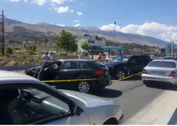 VIDEO/ “BMW”-ja përplaset me “Audi”-n në Gjirokastër, 5 të plagosur