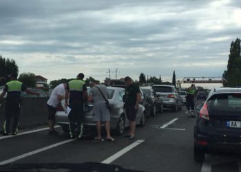 Përplasen 4 makina në hyrje të Tiranës, bllokohet trafiku