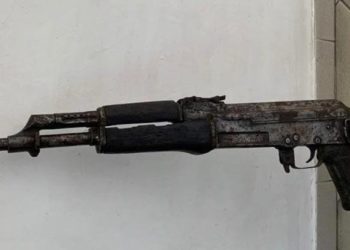 Sherr mes bashkëshortëve në Bathore, burri kapet me automatik