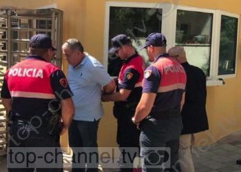 LLotaria amerikane/Fituesi që mashtroi me diplomën, arrestohet sa doli nga Ambasada