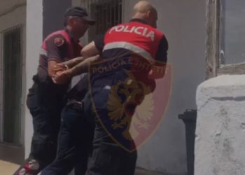 Arrestohen babë e bir në Korçë, policia iu gjen kanabis në banesë