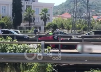 Aksident në autostradën Tiranë-Durrës, makina përmbyset në mes të rrugës pas përplasjes me motorin