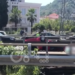 Aksident në autostradën Tiranë-Durrës, makina përmbyset në mes të rrugës pas përplasjes me motorin