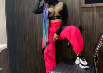 FOTO/ Çudirat e këngëtares së njohur: E bëra gjoksin që të më mbajë mbi ujë se s’di not