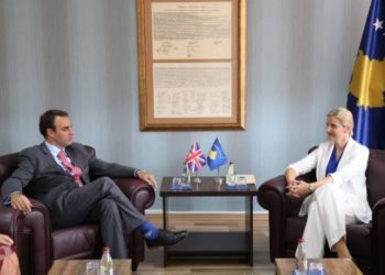 Ambasadori britanik përgënjeshtron ministren shqiptare, ‘faji’ i mbetet zyrës së shtypit