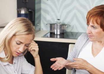 Vjehrra juaj është shumë kritike, ja si mund t’i menaxhoni situatat