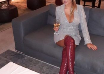 FOTO/ Rike Roçi ekspozohet me tanga dhe gjoksin jashtë