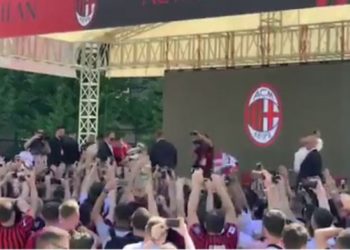 Milani prezanton në Prishtinë trofeun e Champions (video)