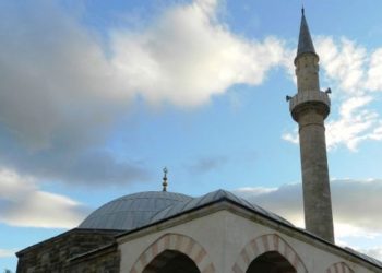 Po vidhte para në një xhami në Mitrovicë, kapet në flagrancë nga besimtarët