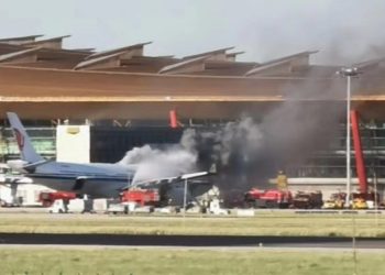 VIDEO/ Momente paniku, avioni merr flakë pak para ngritjes për fluturim