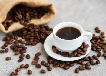 Studiuesit: Konsumimi i 3 filxhanëve kafe në ditë shkakton migrenën
