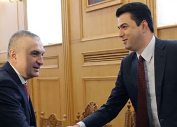 Mediat ruse “sy e veshë” në Tiranë, mbështesin qëndrimet e Metës dhe opozitës kundër SHBA