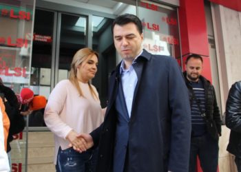 Demokratët ‘fshikullojnë’ Bashën: Me ty dhe Monën biem nga shiu në breshër