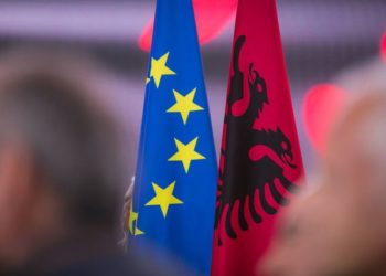Raporti/ Shqiptarët thyejnë rekord në Europë, janë populli që ka besimin më të lartë në institucionet e BE-së