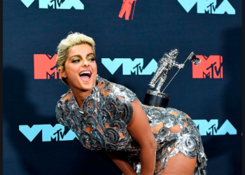 FOTO/ Garë mes shqiptareve, Bebe Rexha “mund” Dua Lipën dhe vendos kupën mbi të pasme