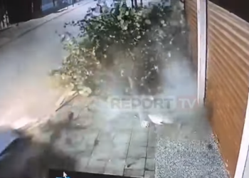 VIDEO/ “Benz”-i merr para gjithçka gjen në Kukës, aksidenti filmohet nga kamerat