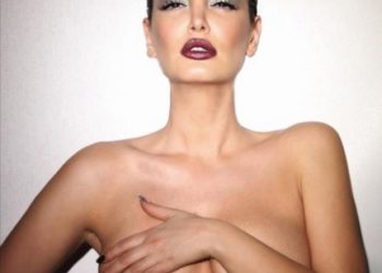 FOTO/ “Hape këmbët dhe ua kalove të gjithave”/ Këngëtarja sherr me ndjekësit