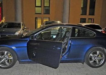 FOTO/ Arrestohen skifterët që lëviznin me taksi, vodhën “BMW” 100 mijë euro dhe 4 orë të çmuara