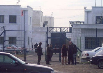 Pranga 29-vjeçarit, tentoi të fuste drogë në burgun e Rrogozhinës duke e fshehur në rroba