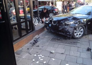 Makina hyn në lokalin në Cërrik, plagos 5 persona që po drekonin