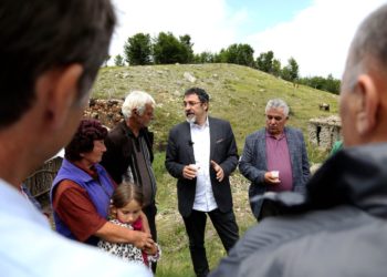 VIDEO/ “Stane me panele diellore”, Çuçi në Shëngjergj: Vitin tjetër subvencion për zgjerimin e tufave