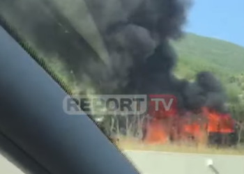 E kishte marrë me qira, por shoferit makina i digjet në mes të autostradës Tiranë-Elbasan