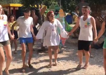 Në vjeshtë paralajmërojnë protesta, por tani Kryemadhi ia merr valles me të rinjtë e LSI-së në kampingun e Jalës (video