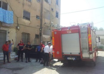 Përfshihet nga flakët një apartament në qendër të Durrësit