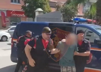VIDEO/ Hajduti nga Tirana kapet ‘mat’ brenda shtëpisë që po vidhte në Durrës, zbulohet lista me 34 grabitje