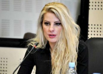 Me lopatë në dorë duke bërë llaç, deputetja shqiptare siç nuk e keni parë asnjëherë (foto)