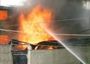 Magazina në Tiranë përfshihen nga flakët, zjarrfikëset në vendngjarje