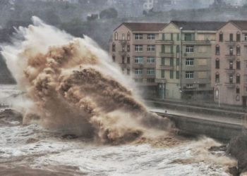 Tmerr në Kinë/ Vdesin 28 njerëz dhe evakuohen 1 milionë të tjerë, vendi në panik