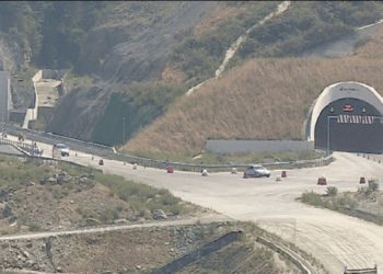 Aksident në hyrje të tunelit të Elbasanit, makina godet motoçikletën, një i plagosur