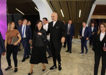 ‘Një natë e Gjonajt në hotel sa 1 km asfalt’/ Rama replika me komentuesit: Më merrni të keqen