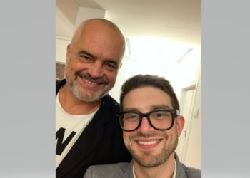 Djali i George Soros bën selfie me Ramën në Tiranë: Ja për çfarë do flasim