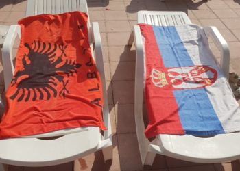 Gazetari poston foton me flamuj nga Beogradi: Është nxehtë për të gjithë…