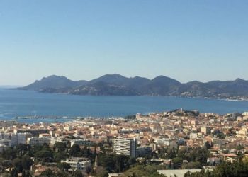 Shembet ballkoni ndërsa çifti po bënte seks, 30-vjeçari në luftë me jetën, plagoset gruaja