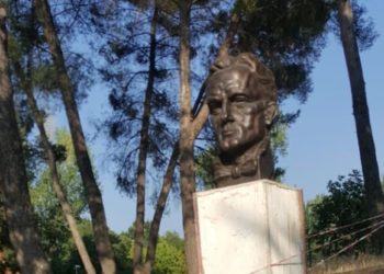 FOTO / Dhunohet varri i Mit’hat Frashërit, i hiqet mermeri dhe…
