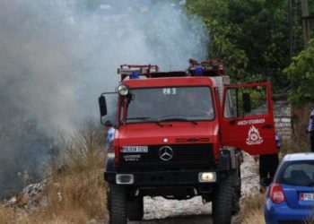 Zjarr në afërsi të fabrikës së çimentos në Fushë Krujë, zjarrfikëset në terren për shuarjen e flakëve
