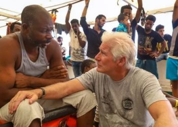 Richard Gere takohet me emigrantë e ‘bllokuar’ në Detin Mesdhe
