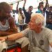 Richard Gere takohet me emigrantë e ‘bllokuar’ në Detin Mesdhe