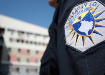 Policia e Kosovës konfiskon armët e dy gardistëve shqiptarë