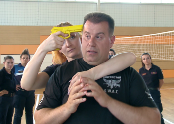 FOTO/ Shqiptari që trajnon FBI dhe ‘SWAT’, braktisi mjekësinë për policinë: Një nga 10 instruktorët elitë