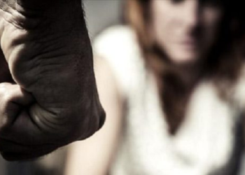 I kapi mesazhe me një tjetër, shqiptari rreh gruan dhe dashnorin e saj, por arrestohet