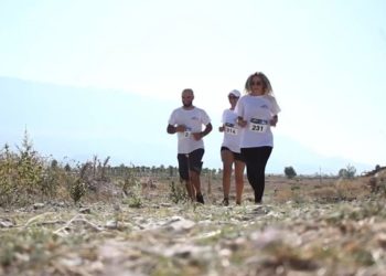 Garë vrapimi e pazakontë në Dropull, marrin pjesë mbi 100 persona nga të gjitha moshat