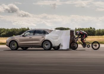 VIDEO/ Britaniku thyen çdo rekord, 280 km/h me biçikletë